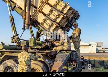 Misawa Air Base, Aomori, Japan. Oktober 2024. SPC. Malek James, ein Patriot Launch Station Enhanced Operator/Betreuer mit Delta Battery, 1. Bataillon, 1. Luftverteidigungsartillerie-Regiment, 38. ADA Brigade, beobachtet eine Prüfung der Hydraulik nach dem Nachladen des Patriot Luftverteidigungssystems am 29. Oktober 2024 während des Einsatzes der Batterie zur Unterstützung von Keen Sword 2025. (Kreditbild: © Connor Davis/USA Army/ZUMA Press Wire) NUR REDAKTIONELLE VERWENDUNG! Nicht für kommerzielle ZWECKE! Stockfoto