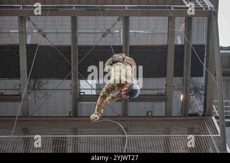 Grafenwoehr, Bayern, Deutschland. November 2024. Brian Tarr der 1. Klasse der US-Armee Abseilt einen 90 Meter hohen Turm während des Luftangriffs-Kurses im Grafenwoehr-Trainingsgebiet des 7. Armee-Trainings-Kommandos, Deutschland, am 6. November 2024. Das Combined Arms Training Center richtet in Abstimmung mit dem mobilen Trainingsteam des Manöver Center of Excellence Army National Guard Warrior Training Battalion einen 10-tägigen Air Assault Kurs aus, der Soldaten auf den Einsatz von Flugzeugen vorbereitet. Während des Kurses trainieren die Schüler und werden auf Kampfangriffe, Schleuderlasten, Abseilen, körperliche Fitness und andere Kriti bewertet Stockfoto