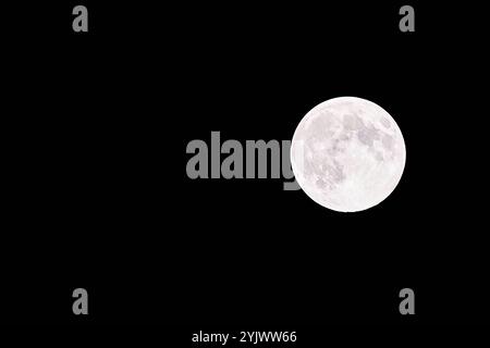 Augsburg, Bayern, Deutschland - 15. November 2024: Der Supermond im November. Der Mond erscheint am Nachthimmel aufgrund seiner Nähe zur Erde größer und heller *** der Supermond im November. Der Mond erscheint größer und heller am Nachthimmel durch seine Nähe zur Erde Stockfoto