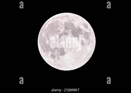 Augsburg, Bayern, Deutschland - 15. November 2024: Der Supermond im November. Der Mond erscheint am Nachthimmel aufgrund seiner Nähe zur Erde größer und heller *** der Supermond im November. Der Mond erscheint größer und heller am Nachthimmel durch seine Nähe zur Erde Stockfoto