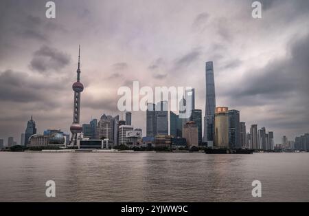 Shanghai, China. Oktober 2024. Blick auf das Pudong-Viertel von Shanghai in China. Frank Rumpenhorst/dpa/Alamy Live News Stockfoto