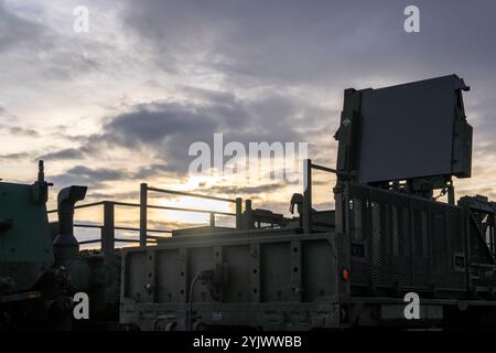 Ein Wächter-Radar des 1. Bataillons, 57. Luftverteidigungsartillerie, strahlt während des Mallet Strike 2024 am 15. November 2024 in Lohtaja, Finnland. Der Mallet Strike 2024 ist eine multinationale Übung, die dazu dient, Soldaten der US-Armee und der NATO-Verbündeten in verschiedenen bodengestützten Luftabwehrsystemen auszubilden. Es verbessert auch die Integration menschlicher, taktischer und technischer Luft- und Raketenabwehr durch Übungen mit Live-Feuer und situatives Training über zwei Wochen. (Foto der US-Armee von Captain Alexander Watkins) Stockfoto