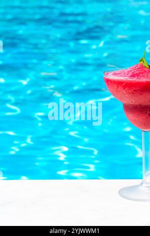 Gefrorene Erdbeere Daiquiri am Pool an sonnigen Sommertagen. Konzept der kühlen Erfrischungsgetränke Stockfoto