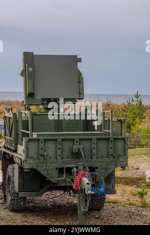 Ein Wächter-Radar des 1. Bataillons, 57. Luftverteidigungsartillerie, strahlt während des Mallet Strike 2024 am 15. November 2024 in Lohtaja, Finnland. Der Mallet Strike 2024 ist eine multinationale Übung, die dazu dient, Soldaten der US-Armee und der NATO-Verbündeten in verschiedenen bodengestützten Luftabwehrsystemen auszubilden. Es verbessert auch die Integration menschlicher, taktischer und technischer Luft- und Raketenabwehr durch Übungen mit Live-Feuer und situatives Training über zwei Wochen. (Foto der US-Armee von Captain Alexander Watkins) Stockfoto