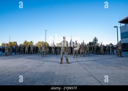 SCHRIEVER SPACE FORCE BASE, Colonel Ramsey Horn, Commander Space Delta 9, steht vor dem Spiel der Reveille in Paraderuhe. Delta 9 nahm am 14. November 2024 an einer Reveille-Zeremonie vor dem Gebäude 210 auf der Schriever Space Force Base in Colorado Teil. (Foto der U.S. Space Force von Dalton Prejeant) Stockfoto