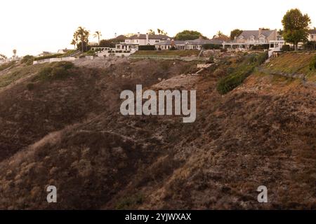 Blick bei Sonnenuntergang auf das portugiesische Viertel Rancho Palos Verdes, Kalifornien, USA, wo Erdrutsche die Hänge erodieren. Stockfoto