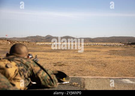 Ein U.S. Marine Corps rekrutiert mit Kilo Company, 3. Rekrut Training Battalion, beobachtet ein Ziel während des Geschützes am 6. November 2024 im Marine Corps Base Camp Pendleton, Kalifornien. In Tabelle 1 werden die grundlegenden Grundlagen der Schusskunst und der Gewehrsicherheit in allen Schießpositionen dargestellt: Sitzen, kniend und in der Bauchlage. (Foto von Lance CPL. Janell B. Alvarez) Stockfoto