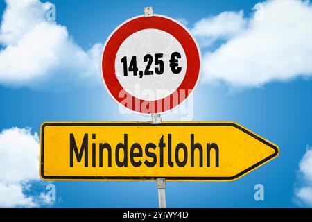 Bayern, Deutschland - 13. November 2024: Auf einem Schild steht ein Mindestlohn, der die Erhöhung des Mindestlohns von 13,50 Euro pro Stunde auf 14,25 Euro pro Stunde für Arbeitnehmer ab Januar 2025 in Deutschland symbolisiert. FOTOMONTAGE *** Mindestlohn steht auf einem Schild, Symbol für Erhöhung des Mindestlohns von 13,50 Euro Stundenlohn auf 14,25 Euro Lohn für Arbeitnehmer pro Stunde ab Januar 2025 in Deutschland. Stockfoto