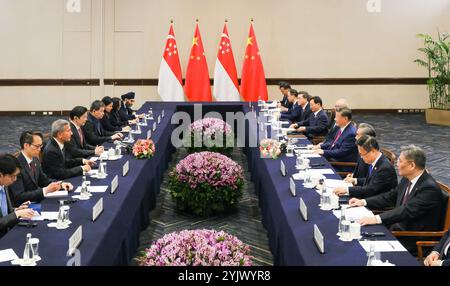 Lima, Peru. November 2024. Der chinesische Präsident Xi Jinping trifft sich am Rande des 31. Treffens der APEC-Wirtschaftsführer in Lima, Peru, am 15. November 2024 mit dem Premierminister Singapurs Lawrence Wong. Quelle: Ding Lin/Xinhua/Alamy Live News Stockfoto