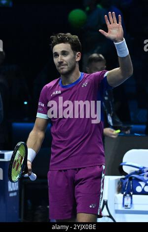 Casper Ruud (NOR) feiert den Sieg gegen Andrey Rublev (RUS) am 6. Tag des Nitto ATP Finals 2024 in der Inalpi Arena am 15. November 2024 in Turin, Italien. Stockfoto