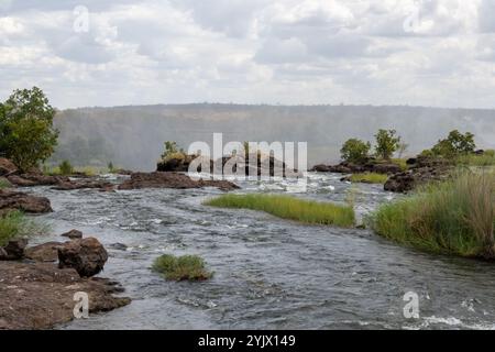 Die wunderschönen Victoria Falls, ein Wasserfall am Sambesi Fluss, ein UNESCO-Weltkulturerbe Stockfoto