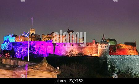 Edinburgh, Schottland, Großbritannien. November 2024. Wetter in Großbritannien: Herbstwetter antizyklische Dunkelheit sah weihnachten in edinburgh ankommen und die Burg wurde für das Lichtfest beleuchtet. Credit Gerard Ferry/Alamy Live News Stockfoto