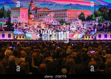 Cropai, Zagreb, 151124. Arena Zagreb. Konzert von Andre Rieu und Johann Strauss Orchestra. Foto: Josip Bandic / CROPIX Copyright: XxJosipxBandicx andre rieu13-151124 Stockfoto