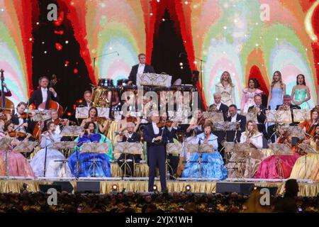 Cropai, Zagreb, 151124. Arena Zagreb. Konzert von Andre Rieu und Johann Strauss Orchestra. Foto: Josip Bandic / CROPIX Copyright: XxJosipxBandicx andre rieu07-151124 Stockfoto