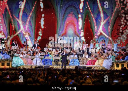 Cropai, Zagreb, 151124. Arena Zagreb. Konzert von Andre Rieu und Johann Strauss Orchestra. Foto: Josip Bandic / CROPIX Copyright: XxJosipxBandicx andre rieu08-151124 Stockfoto