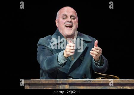 Saenger Christopher Purves als Sweeney Todd, am 13.11.24 bei der Fotoprobe zum Musical Thriller, schwarze Operette Sweeney Todd der Komischen Oper im Berliner Schillertheater, Premiere am 17. November 2024 Sweeney Todd - Berlin *** Sänger Christopher Purves als Sweeney Todd, am 13 11 24 bei der Fotoprobe für das Musical Thriller, schwarze Operette Sweeney Todd der Komischen Oper am Schillertheater Berlin, Premiere am 17. November 2024 Sweeney Todd Berlin Stockfoto