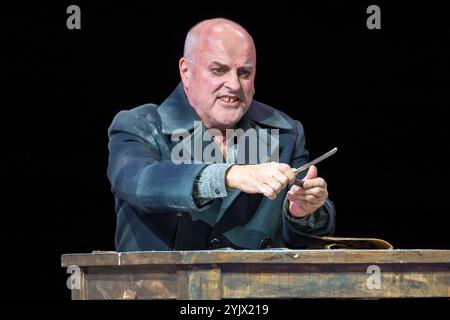 Saenger Christopher Purves als Sweeney Todd, am 13.11.24 bei der Fotoprobe zum Musical Thriller, schwarze Operette Sweeney Todd der Komischen Oper im Berliner Schillertheater, Premiere am 17. November 2024 Sweeney Todd - Berlin *** Sänger Christopher Purves als Sweeney Todd, am 13 11 24 bei der Fotoprobe für das Musical Thriller, schwarze Operette Sweeney Todd der Komischen Oper am Schillertheater Berlin, Premiere am 17. November 2024 Sweeney Todd Berlin Stockfoto