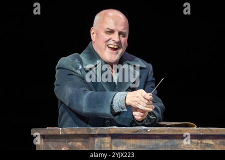 Saenger Christopher Purves als Sweeney Todd, am 13.11.24 bei der Fotoprobe zum Musical Thriller, schwarze Operette Sweeney Todd der Komischen Oper im Berliner Schillertheater, Premiere am 17. November 2024 Sweeney Todd - Berlin *** Sänger Christopher Purves als Sweeney Todd, am 13 11 24 bei der Fotoprobe für das Musical Thriller, schwarze Operette Sweeney Todd der Komischen Oper am Schillertheater Berlin, Premiere am 17. November 2024 Sweeney Todd Berlin Stockfoto