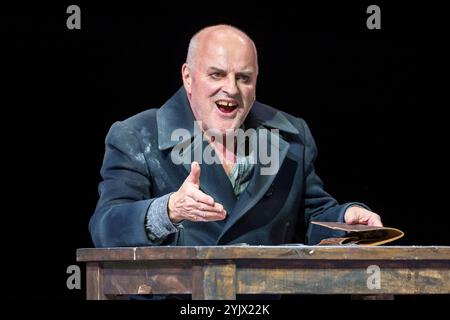 Saenger Christopher Purves als Sweeney Todd, am 13.11.24 bei der Fotoprobe zum Musical Thriller, schwarze Operette Sweeney Todd der Komischen Oper im Berliner Schillertheater, Premiere am 17. November 2024 Sweeney Todd - Berlin *** Sänger Christopher Purves als Sweeney Todd, am 13 11 24 bei der Fotoprobe für das Musical Thriller, schwarze Operette Sweeney Todd der Komischen Oper am Schillertheater Berlin, Premiere am 17. November 2024 Sweeney Todd Berlin Stockfoto