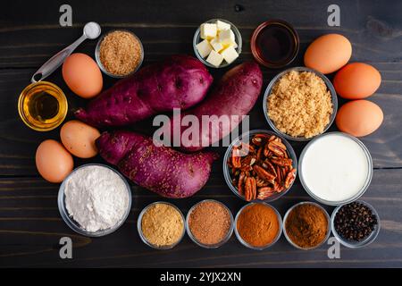 Süßkartoffelkuchen mit Pecan Crust Zutaten: Lila Süßkartoffeln, Nüsse, Gewürze, Bourbon, Eier, und noch mehr hausgemachte Tortenzutaten Stockfoto