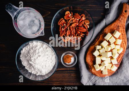 Vorbereitete Zutaten für Pecan Shortbread Cookie Pie Crust: Gemessene und gehackte Zutaten für süße Teigkruste aus gemahlenen Pekannüssen Stockfoto