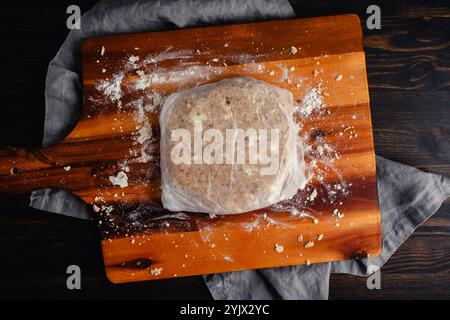 Hausgemachter Pecan Shortbread Pie Crust Teig in Plastic Wrap: Shortbread Pie Pie Kruste in einer Scheibe geformt und in Frischhaltefolie gewickelt Stockfoto