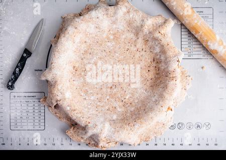 Ausgerollte Pecan Shortbread Pie Crust über einer Pie Pan: Tortenkrustteig aus dünn gerollten Nüssen, die über eine Tortenplatte gelegt werden Stockfoto