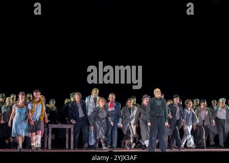 Saenger Christopher Purves als Sweeney Todd, Dagmar Manzel als Mrs Nellie Lovett, Hubert Zapior als Anthony Hope, Alma Sade als Johanna Barker, Tom Schimon als Tobias Ragg, Jens Larsen als Richter Turpin, James Kryshak als Beadle Bamford, Sigalit Feig als Bettlerin, Ivan Tursic als Adolfo Pirelli, Chor und Komparey Oper 13.11.24 November 2024 Sweeney Todd - Berlin *** Saenger Christopher Purves als Sweeney Todd, Dagmar Manzel als Mrs. Nellie Lovett, Hubert Zapi Stockfoto