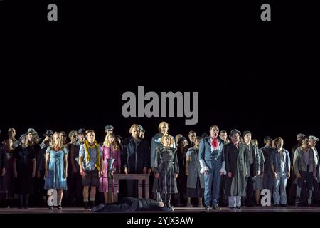 Saenger Christopher Purves als Sweeney Todd, Dagmar Manzel als Mrs Nellie Lovett, Hubert Zapior als Anthony Hope, Alma Sade als Johanna Barker, Tom Schimon als Tobias Ragg, Jens Larsen als Richter Turpin, James Kryshak als Beadle Bamford, Sigalit Feig als Bettlerin, Ivan Tursic als Adolfo Pirelli, Chor und Komey Oper, Chor und Komey 13.11.24 Schillam Schillam, Musiktheater, Musiktheater, Oper, Musiktheater, Komenam, Musiktheater Thridam. November 2024 Sweeney Todd - Berlin *** Saenger Christopher Purves als Sweeney Todd, Dagmar Manzel als Mrs. Nellie Lovett, Hubert Za Stockfoto