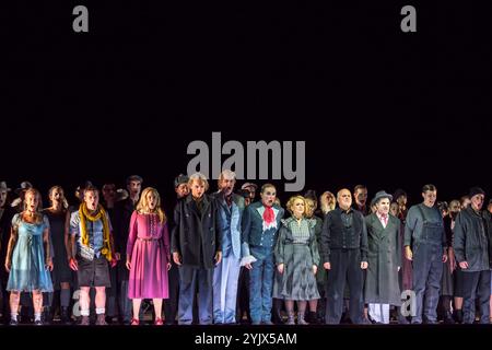 Saenger Christopher Purves als Sweeney Todd, Dagmar Manzel als Mrs Nellie Lovett, Hubert Zapior als Anthony Hope, Alma Sade als Johanna Barker, Tom Schimon als Tobias Ragg, Jens Larsen als Richter Turpin, James Kryshak als Beadle Bamford, Sigalit Feig als Bettlerin, Ivan Tursic als Adolfo Pirelli, Chor und Komparey Oper 13.11.24 November 2024 Sweeney Todd - Berlin *** Saenger Christopher Purves als Sweeney Todd, Dagmar Manzel als Mrs. Nellie Lovett, Hubert Zapi Stockfoto