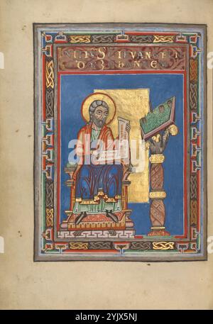 Johannes der Evangelist; Evangeliumsbuch, um 1120–1140. Zusätzliche Informationen: Am Anfang des Textes des Johannesevangeliums markierte der Illuminator den neuen Teil des Buches mit einem ganzseitigen Autorenporträt. Die Ankündigung Initiu[m] s[an]c[t]i evangelii s[e]c[un]d[u]m Johannem (der Beginn des heiligen Evangeliums nach Johannes) erscheint über dem Porträt. John sitzt auf einer schicken Bank neben einem Rednerpult, in dem seine Schreibgeräte gehalten werden. Auf seinem Schoß hält er eine Schriftrolle mit den Worten principio erat verbu[m] et verbum erat apud d[eu]m (am Anfang war das Wort, und das Wort war es Stockfoto