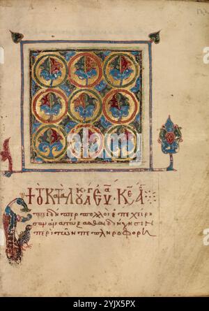 Dekorierte Textseite; Evangeliumsbuch, Anfang des 13. Jahrhunderts. Zusätzliche Informationen: Die dekorierte Incipitseite zeigt ein Porträt des Heiligen Lukas auf einer doppelseitigen Seite und kündigt die Eröffnung seines Evangeliums an. In einem einfachen quadratischen Rahmen schloß der Künstler ein Muster aus fünfteiligen Blättern in Kreisen ein, die in wechselnden Farben umrissen sind. Obwohl das Muster des Designs ziemlich regelmäßig erscheint, sind keine zwei Blätter genau gleich, und ihre leichten Unterschiede beleben das Design. Die Blätter, die an den Ecken des quadratischen Rahmens sprießen, sind in Größe und Form ähnlich unterschiedlich. Stockfoto
