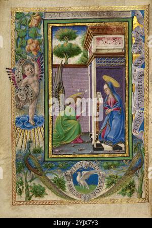 Die Verkündigung; Gualenghi-d'Este Stunden, um 1469. Zusätzliche Informationen: Auf einem lebendigen Fliesenboden in wechselnden Farben kniet die Jungfrau Maria im tiefen, zurückziehenden Raum der Kapelle. Plötzlich wird sie bei ihren täglichen Andachten durch den Engel Gabriel unterbrochen, der ankündigt, dass sie den Messias tragen wird. Eine Abkürzung von Gabriels Worten, die aus dem Lukasevangelium stammt, erscheint oben auf dem Rahmen in klassischen römischen Buchstaben: Ave gracia plena (Hail, voller Gnade). Im Gegensatz zur perspektivischen Verwendung des zentralen Bildes, um die Illusion der Tiefe zu suggerieren, bricht der Raum der Grenze hinein Stockfoto