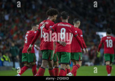 Porto, Portugal. November 2024. PORTO, PORTUGAL – 15. NOVEMBER: Bruno Fernandes und seine Teamkollegen feiern nach einem Tor beim Spiel der Gruppe A1 der UEFA Nation League zwischen Portugal und Polen im Dragão-Stadion am 15. November 2024 in Porto, Portugal. (Foto: Sergio Mendes/PxImages) Credit: PX Images/Alamy Live News Stockfoto