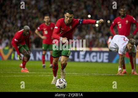 Porto, Portugal. November 2024. Dragão-Stadion PORTO, PORTUGAL – 15. NOVEMBER: Cristiano Ronaldo schießt den Ball während des Spiels der Gruppe A1 der UEFA Nation League zwischen Portugal und Polen im Dragão-Stadion am 15. November 2024 in Porto, Portugal. (Foto: Sergio Mendes/PxImages) (Sergio Mendes/SPP) Credit: SPP Sport Pressefoto. /Alamy Live News Stockfoto