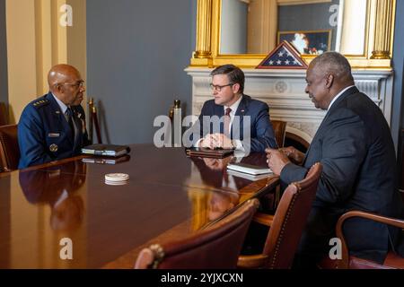 Verteidigungsminister Lloyd J. Austin III. Und Vorsitzender der Joint Chiefs of Staff U.S. General CQ Brown, Jr. treffen sich am 1. November 2023 mit dem Sprecher des Repräsentantenhauses Mike Johnson im Capitol Building in Washington, D.C. (DOD-Foto von Cesar J. Navarro, Senior Airman der US Air Force) Stockfoto