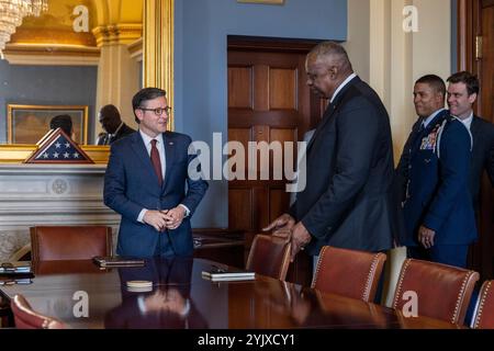 Verteidigungsminister Lloyd J. Austin III. Trifft sich am 1. November 2023 mit dem Sprecher des Repräsentantenhauses Mike Johnson im Capitol Building in Washington, D.C. (DOD-Foto von Cesar J. Navarro, Senior Airman der US Air Force) Stockfoto