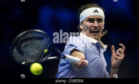 Turin, Italien. 15. November 2024. Alexander Zverev aus Deutschland spielt während seines Runden-robin-Einzelspiels gegen Carlos Alcaraz aus Spanien am sechsten Tag des Nitto ATP Finals eine Vorhand. Alexander Zverev gewann das Spiel mit 7:6(5), 6:4. Quelle: Nicolò Campo/Alamy Live News Stockfoto