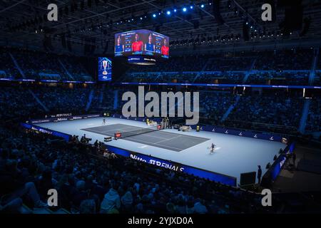 Turin, Italien. 15. November 2024. Eine allgemeine Ansicht der Inalpi Arena ist während des Runden-robin-Einzelspiels zwischen Alexander Zverev aus Deutschland und Carlos Alcaraz aus Spanien am 6. Tag des Nitto ATP Finals zu sehen. Alexander Zverev gewann das Spiel mit 7:6(5), 6:4. Quelle: Nicolò Campo/Alamy Live News Stockfoto