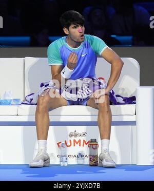 Turin. November 2024. Carlos Alcaraz aus Spanien reagiert während des Runden-robin-Spiels gegen Alexander Zverev aus Deutschland beim Nitto ATP-Finale in Turin, Italien, am 15. November 2024. Quelle: Xinhua/Alamy Live News Stockfoto