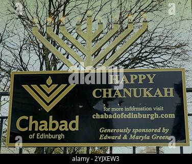 Glasgow, Schottland, Großbritannien. November 2024. Wetter in Großbritannien: Herbstwetter antizyklische Dunkelheit sah weihnachten in edinburgh mit dem jüdischen chanukah-Schild auf dem St. andrews Square ankommen. Credit Gerard Ferry/Alamy Live News Stockfoto