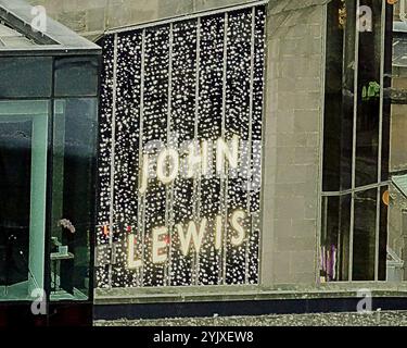 Glasgow, Schottland, Großbritannien. November 2024. Wetter in Großbritannien: Herbstwetter antizyklische Dunkelheit sah weihnachten in edinburgh mit dem John lewis Schild im St. james Zentrum funkeln lassen. Credit Gerard Ferry/Alamy Live News Stockfoto