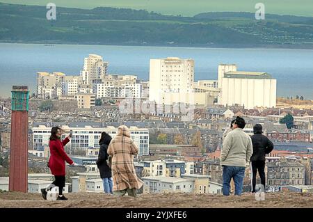 Edinburgh, Schottland, Großbritannien. November 2024. Wetter in Großbritannien: Blick über leith. Herbstwetter antizyklonische Dunkelheit sah einen kalten und windigen Tag für Touristen auf calton Hill mit der besten Aussicht und Denkmälern der Stadt. Credit Gerard Ferry/Alamy Live News Stockfoto