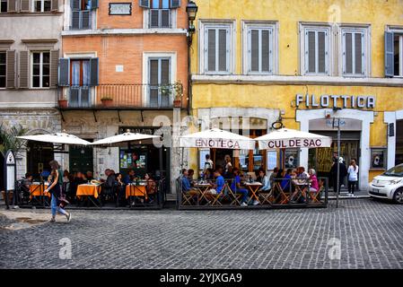 Rom, Italien - 9. Mai 2018: Enoteca cUL de SAC, Weinhandlung und Restaurant auf der Piazza di Pasquino. Filottica, Optikerladen ist auf der rechten Seite. Stockfoto