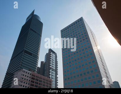 Wolkenkratzer in der Metropolstadt Jakarta, aus einer niedrigeren Perspektive gesehen Stockfoto