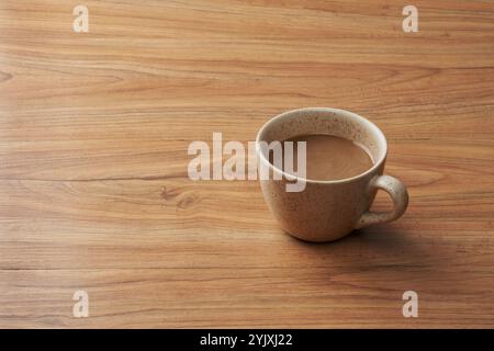 Ein Glas gemischten Kaffee auf einem Holztisch Stockfoto