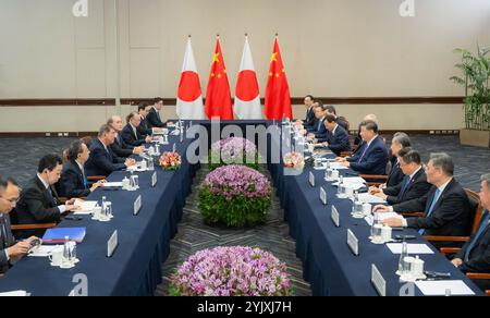 Lima, Peru. November 2024. Der chinesische Präsident Xi Jinping trifft sich am Rande des 31. APEC Economic Leaders' Meeting am 15. November 2024 in Lima (Peru) mit dem japanischen Premierminister Shigeru Ishiba. Quelle: Zhai Jianlan/Xinhua/Alamy Live News Stockfoto