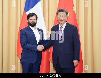 Lima, Peru. November 2024. Der chinesische Präsident Xi Jinping trifft sich mit dem chilenischen Präsidenten Gabriel Boric am Rande des 31. APEC Economic Leaders' Meeting am 15. November 2024 in Lima, Peru. Quelle: Huang Jingwen/Xinhua/Alamy Live News Stockfoto