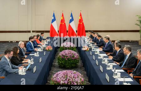 Lima, Peru. November 2024. Der chinesische Präsident Xi Jinping trifft sich mit dem chilenischen Präsidenten Gabriel Boric am Rande des 31. APEC Economic Leaders' Meeting am 15. November 2024 in Lima, Peru. Quelle: Zhai Jianlan/Xinhua/Alamy Live News Stockfoto