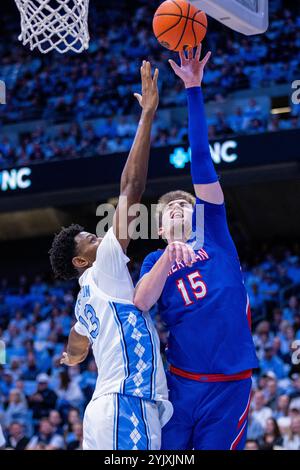Chapel Hill, NC, USA. November 2024. Jalen Washington (13) verteidigt den Schuss von Matt Rogers (15) der American University Eagles (15) während der zweiten Hälfte des NCAA Basketball Matchups im Dean Smith Center in Chapel Hill, NC. (Scott Kinser/CSM) (Bild: © Scott Kinser/Cal Sport Media). Quelle: csm/Alamy Live News Stockfoto